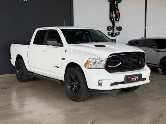 RAM CLASSIC 5.7 V8 GASOLINA LARAMIE NIGHT EDITION CD 4X4 AUTOMÁTICO